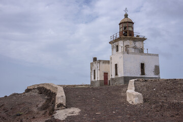 Fototapeta na wymiar Ruinas del viejo faro de Morro Negro en la isla de Boa Vista en Cabo Verde