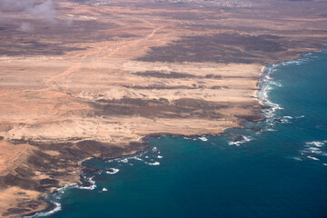 Foto aérea de la árida costa de la isla de Sal en el archipiélago de Cabo Verde