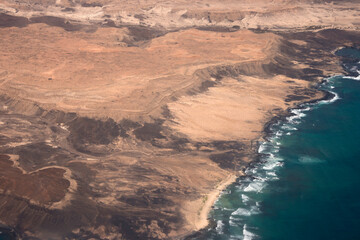 Foto aérea de la costa de arrecifes en la isla de Sal en el archipiélago de Cabo Verde