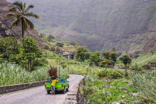 Campesino cargando ca&ntilde;as en el Valle de Paul en la isla de Antao en el archipi&eacute;lago de Cabo Verde