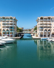 Voiliers et yachts sur les canaux de Port Fréjus dans le Var dans le Sud de la France