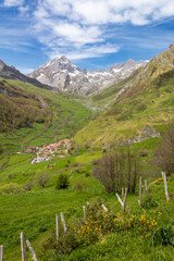 The town of Tuiza is located in the Natural Park of Las Ubiñas-La Mesa. Behind it stands the imposing Peña Ubiña with its 2417 m high.