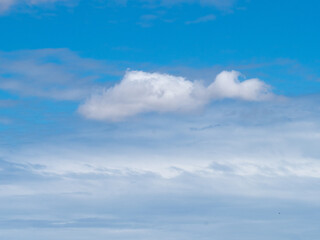 Cielo azul nubes blanca