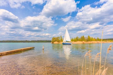 Seegelboot auf dem Hainer See bei Leipzig, Leipziger Neuseenland