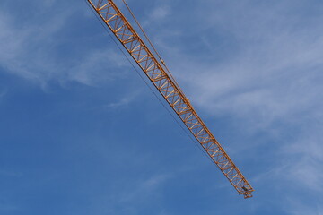 Końcówka dźwigu budowlanego na tle niebieskiego nieba © vofchok