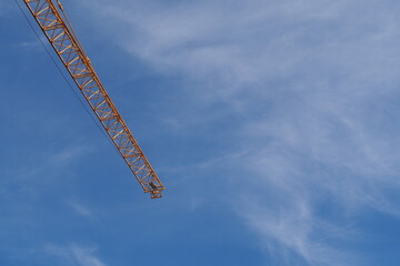 Końcówka dźwigu budowlanego na tle niebieskiego nieba © vofchok