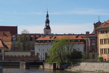Fototapeta na wymiar Wieża wśród starych budynków w centrum Wrocławia, Polska