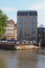 Nowowybudowany nowoczesny budynek koło rzeki w mieście, Wrocław, Polska - obrazy, fototapety, plakaty