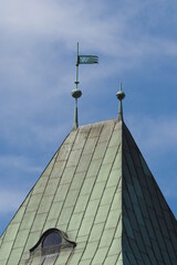 Iglica w kształcie literki W na dachu budynku we Wrocławiu, Polska