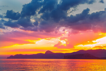 Fototapeta premium Dawn in a beautiful cloudy sky over the sea