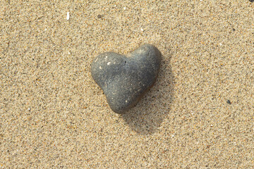 Herz auf Sand an der Ostsee, am Meer, auf der Insel Rügen