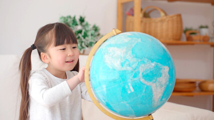地球儀を眺める女の子