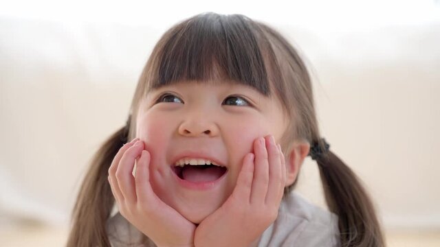 笑顔の女の子のポートレート