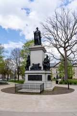 Obraz premium Brantford, On, Canada - May 8, 2021: Joseph Brant Monument at Victoria Square in Brantford, On, Canada. The monument in memory of Joseph Brant who allied with the British fought during the Revolutiona