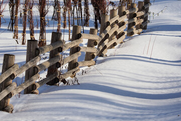 降り積もった雪と木柵