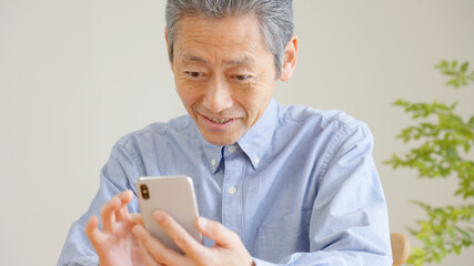 シニア男性・スマホ