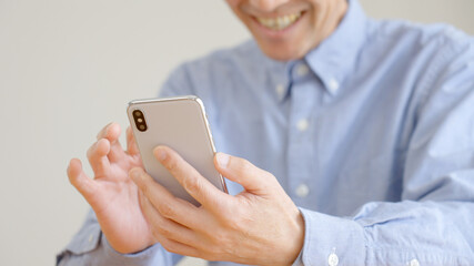 シニア男性・スマホ
