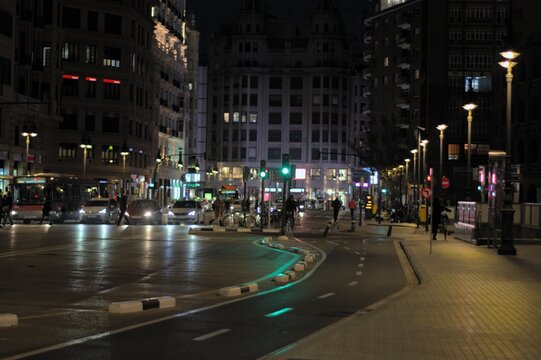 foto nocturna de calle de Valencia, Espa&ntilde;a 