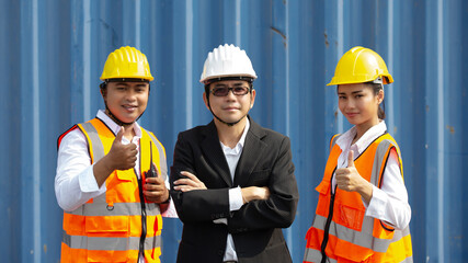 Boss and worker Describe the product information on laptop. At logistics and explain for product understanding and growth in logistics.