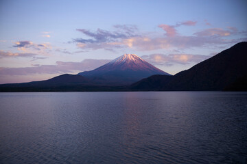 Fototapeta na wymiar 山中湖から富士山夕景