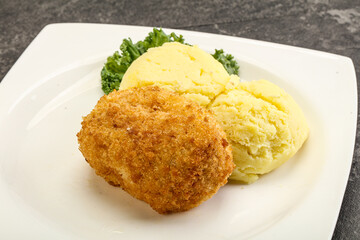 Crispy chicken cutlet with mashed potato