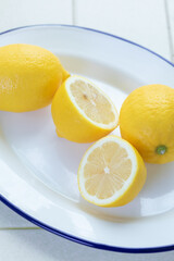 お皿に並べた新鮮なカットレモン