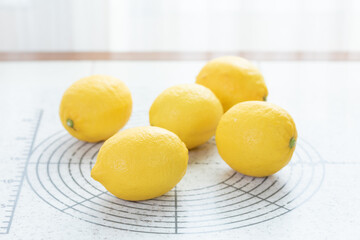 ボードに乗せた新鮮なレモン