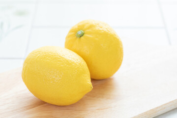 ボードに乗せた新鮮なレモン