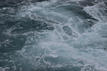 Fototapeta na wymiar 翡翠色の海の泡と波