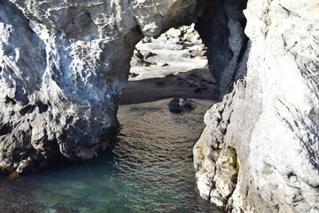 岩で出来た門と秘密のビーチ