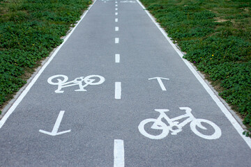 Obraz premium double bike lane with nature on both sides
