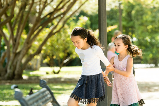 Enfants courant dans un parc