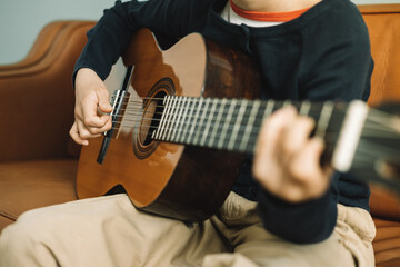 Obraz premium Girl accompanied by her acoustic guitar