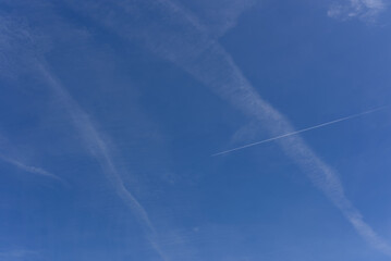 Himmel mit einigen Wolken