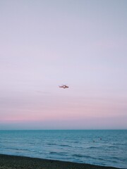 Fototapeta na wymiar Helicóptero sobre volando el mar de Brighton