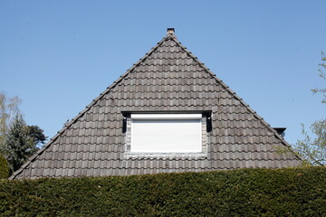 Fototapeta na wymiar Graues Dach und Dachfenster an einem Wohnhaus, Deutschland, Europa