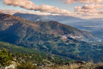 Sierra del Cabezo y pueblos en el valle de las Cinco Villas. España. Europa.