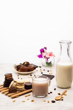 Desayuno saludable, te, cafe, leche, con cereales muffins y alfajores