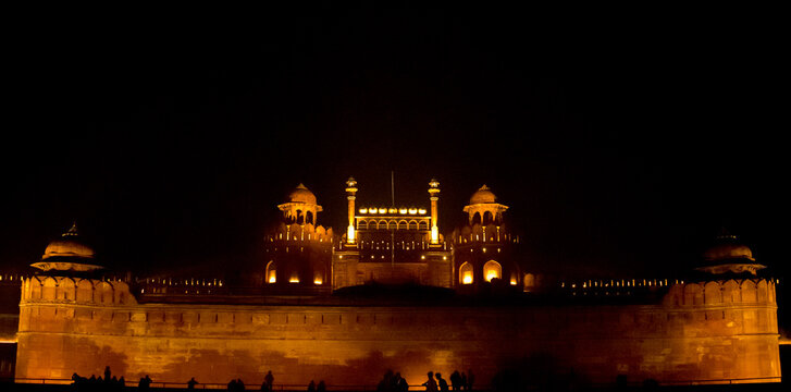 A view of Red Fort at night