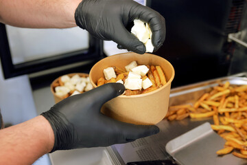 Préparation d'une poutine dans un food truck
