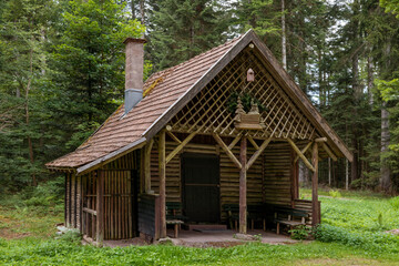 Fototapeta na wymiar Malerische alte Holzhütte im Wald - Hausser-Hütte bei Freudenstadt im Schwarzwald, Deutschland