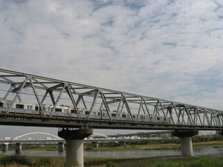 相模川を渡る小田急線