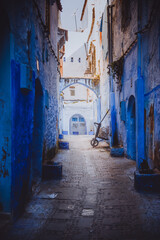 Obraz premium bunt, urlaub, blau, marokko, straße, wand, afrika, architektur, arabisch, berber, stadt, reiseziel, islam, medina, orientalisch, town, unesco, reisen, tourismus, haus, wohnung, riad