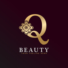 Fototapeta na wymiar Elegant Q Luxury Logo. Golden Floral Alphabet Logo with Flowers Leaves. Perfect for Fashion, Jewelry, Beauty Salon, Cosmetics, Spa, Boutique, Wedding, Letter Stamp, Hotel and Restaurant Logo.