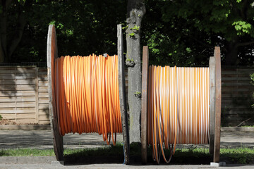 zwei kabeltrommeln mit glasfaserkabel für schnelles internet