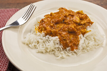 émincé de poulet tikka et riz dans une assiette