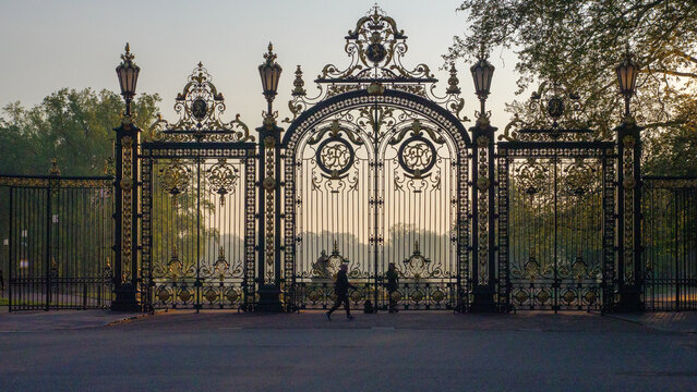 majestueuse grille d'entr&eacute;e du parc de la t&ecirc;te d'or en fer forg&eacute; orn&eacute;e de motifs d&eacute;coratifs se dresse devant un parc verdoyant, Lyon dans le Rh&ocirc;ne