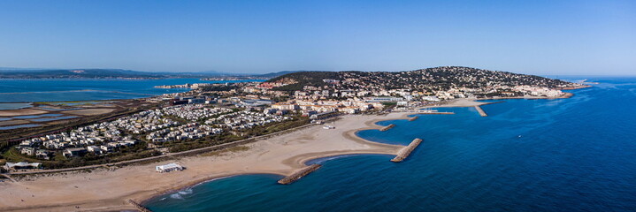 Vue aérienne panoramique de la plage de Sète