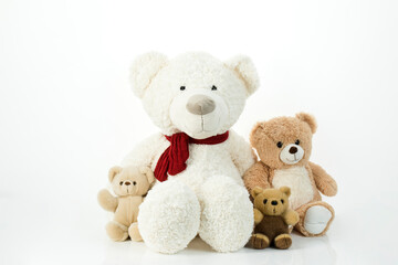 vier Teddybären auf weißem Untergrund