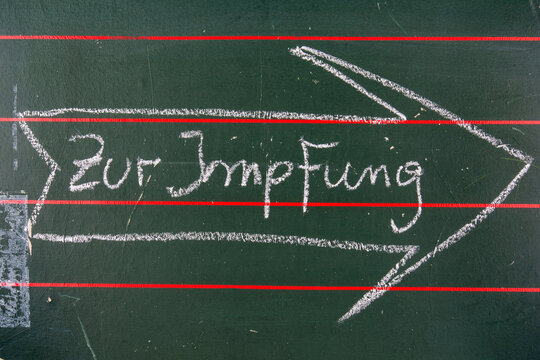Zur Impfung - Hinweispfeil auf Schultafel